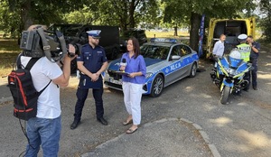 zdjęcie kolorowe: opolscy policjanci podczas działań Stop Prędkości