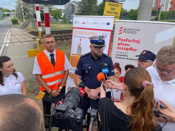 zdjęcie: opolscy policjanci podczas działań