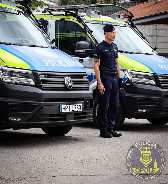 zdjęcie:  Uroczyste przekazanie nowych radiowozów dla policjantów z SPPP w Opolu