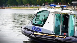 Zdjęcie; łódź policyjna.