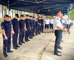 policjanci w szeregu i prezes opolskiego WOPR, który przemawia