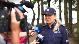 Zdjęcie: policjantka wypowiada się do kamery.
