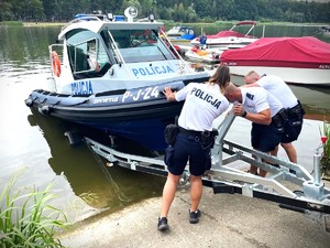 policjanci podczas wodowania łodzi