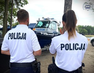 policjanci i łódź