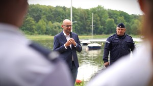 Zdjęcie: Mężczyzna wypowiada się do mikrofonu.