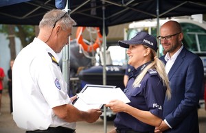 Policjantka dziękuje ratownikowi.