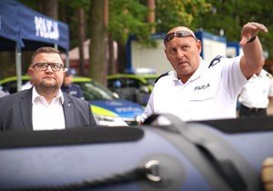 Policjant tłumaczy coś mężczyźnie.