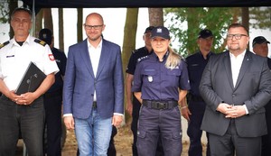 Zdjęcie: cztery osoby pozują do zdjęcia.