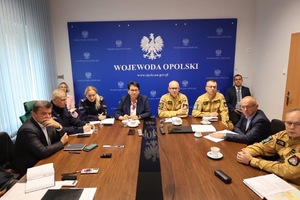 zdjęcie: opolscy policjanci podczas odprawy