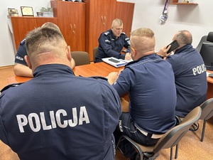 zdjęcie: opolscy policjanci podczas odprawy