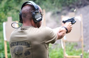 Zdjęcie: policjant strzela do tarczy.