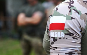 Zdjęcie: flaga polska na mundurze.