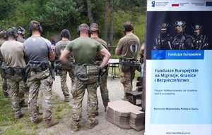 Policjanci na tle baneru.