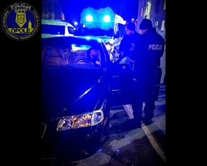 zdjęcie: policjanci podczas kontroli samochodu