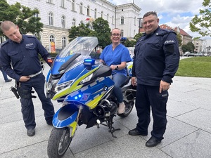 zdjęcie: służby mundurowe podczas honorowego oddawania krwi