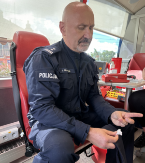 zdjęcie kolorowe: policjant oddający krew