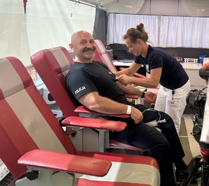 zdjęcie: służby mundurowe podczas honorowego oddawania krwi