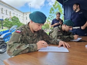 zdjęcie: służby mundurowe podczas honorowego oddawania krwi