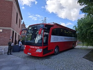 zdjęcie: służby mundurowe podczas honorowego oddawania krwi