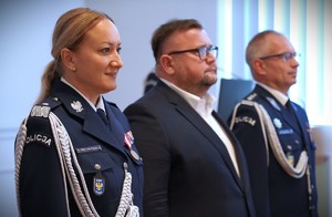 Zdjęcie: grupa stojąca w szeregu.