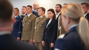 Zdjęcie: goście w szeregu.
