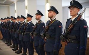 Zdjęcie: policjanci w szeregu stojący.