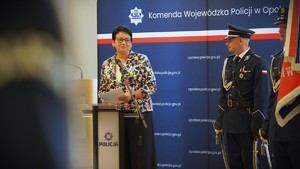 Zdjęcie: kobieta przemawia do mikrofonu.