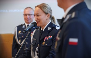 Zdjęcie: policjantka przemawia do mikrofonu.