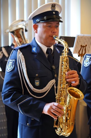 Zdjęcie: policjant grający na instrumencie.