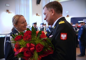 Zdjęcie: policjantka odbiera kwiaty.