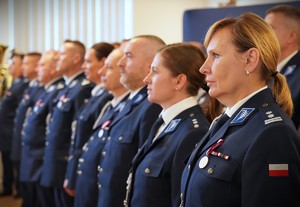 Zdjęcie: policjanci w szeregu.