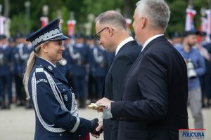 Zdjęcie: policjantka odbiera szable.