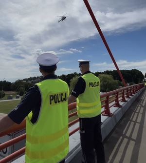 Zdjęcie: policjanci na autostradzie.