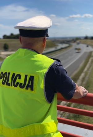Policjant obserwuje autostradę.