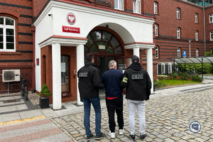 zdjęcie: policjanci z zatrzymanym mężczyzną