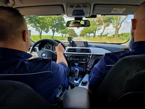 Policjanci, radiowóz policyjny.