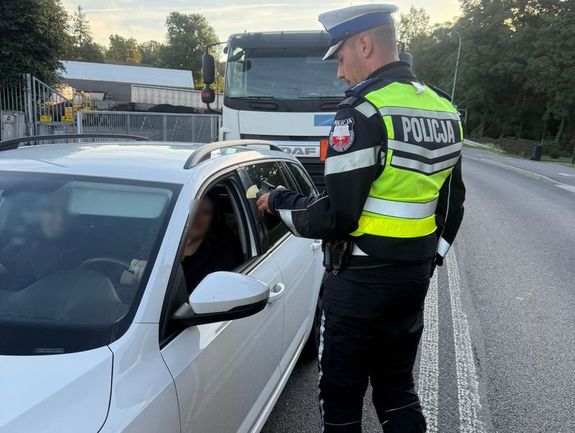 policjant przeprowadza badanie trzeźwosci