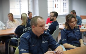 uczestnicy szkolenia w sali szkoleniowej