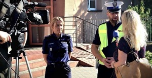 policjanci udzielają wywiadu