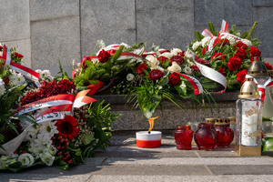 zdjęcie: kwiaty złożone pod pomnikiem. Zdjęcie: Radio Opole