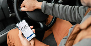 zdjęcie: kierujący przeglądający aplikację eStłuczka