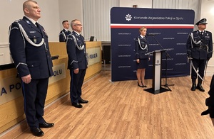 zdjęcie: policjanci podczas uroczystego ślubowania