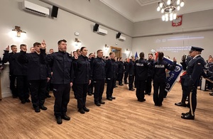 zdjęcie: policjanci podczas uroczystego ślubowania