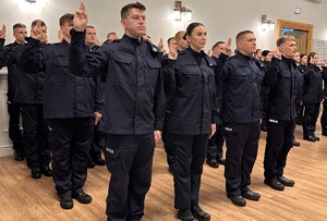 zdjęcie: policjanci podczas uroczystego ślubowania