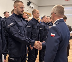 zdjęcie: policjanci podczas uroczystego ślubowania