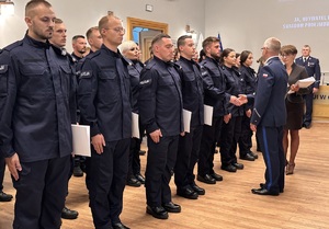 zdjęcie: policjanci podczas uroczystego ślubowania