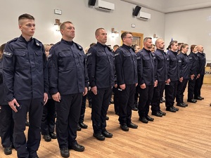 zdjęcie: policjanci podczas uroczystego ślubowania