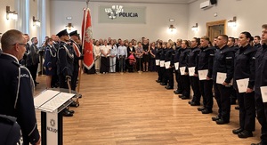 zdjęcie: policjanci podczas uroczystego ślubowania