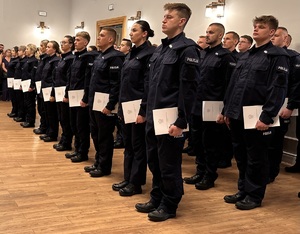zdjęcie: policjanci podczas uroczystego ślubowania