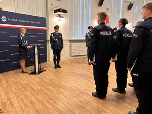 zdjęcie: policjanci podczas uroczystego ślubowania